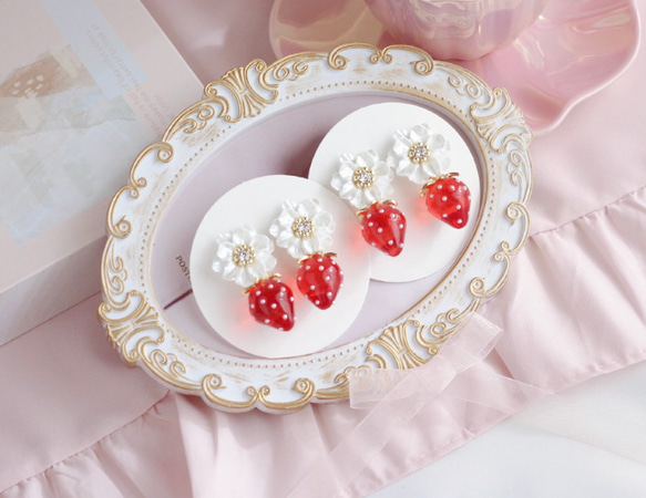 お花といちごピアス/イヤリング ピアス（スタッド・一粒） eme