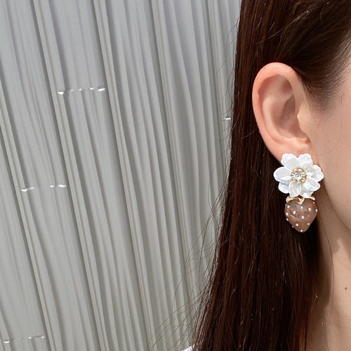 ミルクティー苺 Butterfly flowerチャーム ピアスorイヤリング ツブツブ苺ピアス・イヤリング（小） | KOLORS（カラーズ）心弾む