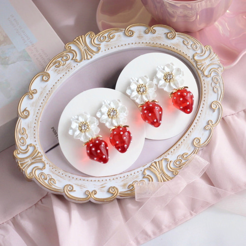 お花といちごピアス/イヤリング ピアス（スタッド・一粒） eme pupu 
