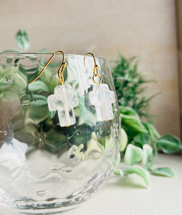 【全て1点もの】水晶のクロスピアス 1枚目の画像