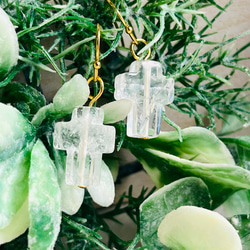 【全て1点もの】水晶のクロスピアス 3枚目の画像