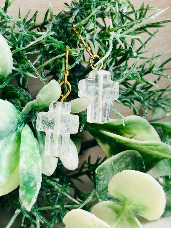 【全て1点もの】水晶のクロスピアス 3枚目の画像