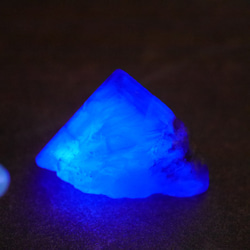 天然石約7.6g最大幅約26mmダイアナマリア鉱山産フローライト結晶原石グリーン強蛍光[dmfl-231018-01] 3枚目の画像
