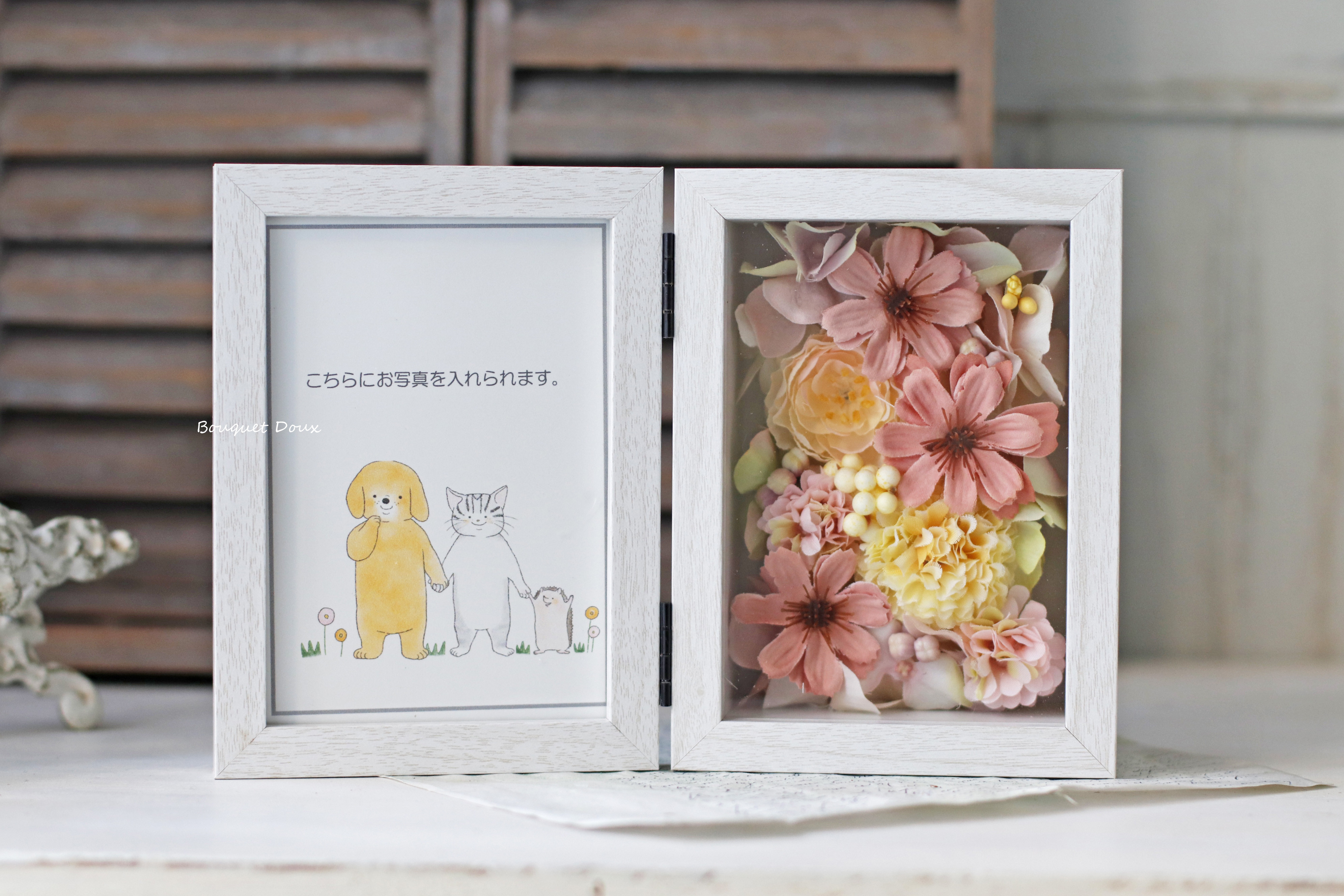 【仏花069】わんちゃん、ねこちゃんのお供えにフォトフレーム　ピンクと黄色の花　お供え花　お悔み花　アートフラワー　造花
