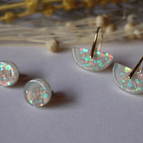 ガラスのダイクロフックピアス/ホワイト》 ピアス（フック