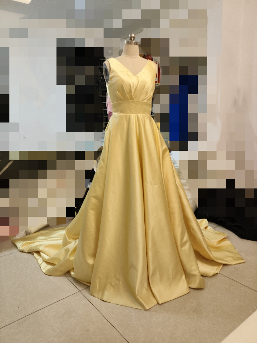 高品質！華やか ウエディングドレス 薄シャンパンの色 オフショル  