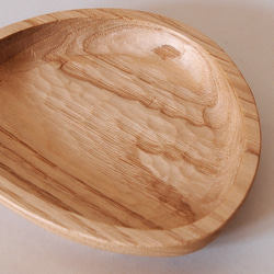 手彫りの三角木皿（クリ・オイル）豆皿・おつまみ皿・アクセサリー入れ【やさしい三角おにぎり型の木皿】 6枚目の画像