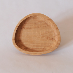 手彫りの三角木皿（クリ・オイル）豆皿・おつまみ皿・アクセサリー入れ【やさしい三角おにぎり型の木皿】 1枚目の画像