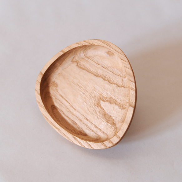 手彫りの三角木皿（クリ・オイル）豆皿・おつまみ皿・アクセサリー入れ【やさしい三角おにぎり型の木皿】 5枚目の画像