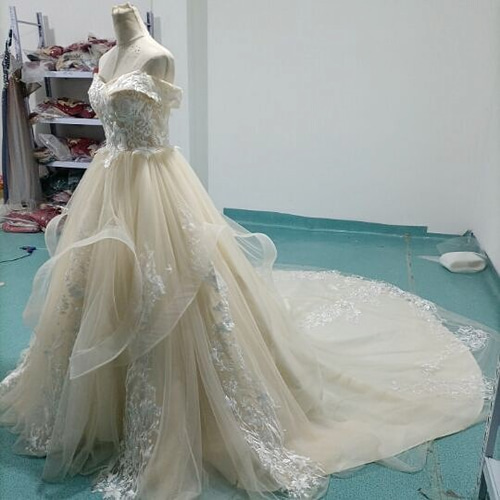 高品質！華やか ウエディングドレス 薄シャンパンの色 オフショル  