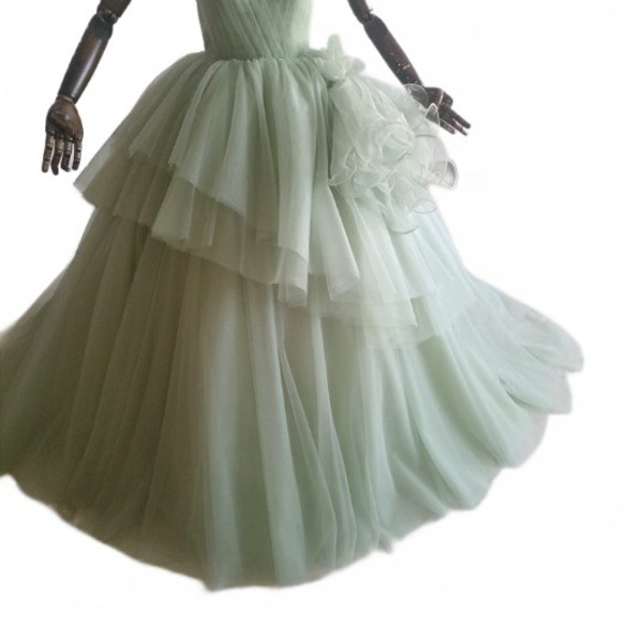 豪華！   ウェディングドレス  グリーン  キャミソール   プリンセスライン   結婚式  柔らかく重ねたチュールス 2枚目の画像
