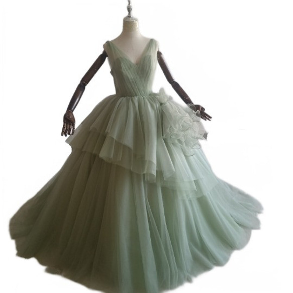 豪華！   ウェディングドレス  グリーン  キャミソール   プリンセスライン   結婚式  柔らかく重ねたチュールス 1枚目の画像