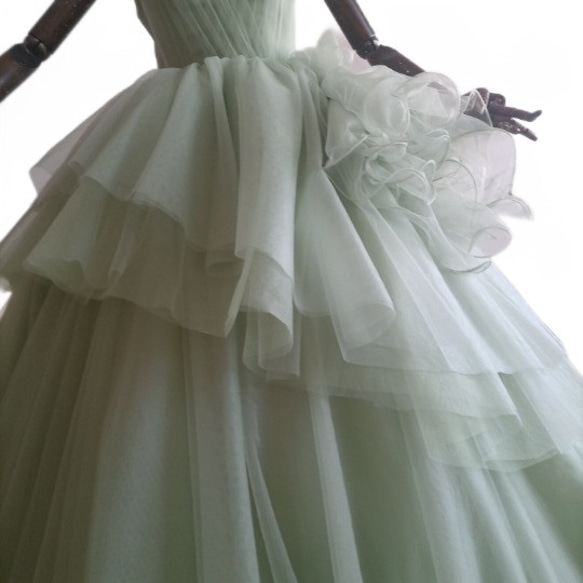 豪華！   ウェディングドレス  グリーン  キャミソール   プリンセスライン   結婚式  柔らかく重ねたチュールス 4枚目の画像