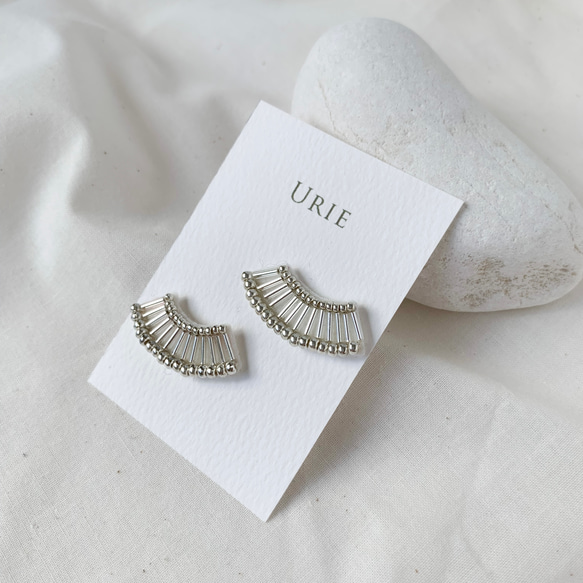 curve -silver- 《小さくても華やかなビーズ刺繍　ピアス•イヤリング》 2枚目の画像