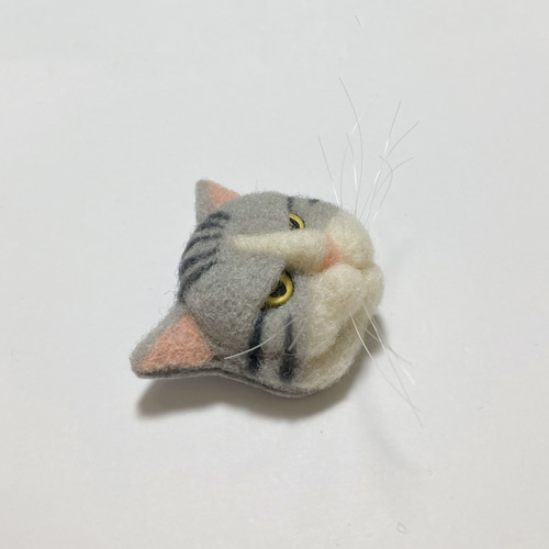 羊毛フェルト 猫ブローチ サバトラ白 ブローチ まめちま 通販 羊毛フェルト 猫ブローチ サバトラ白 ブローチ まめちま 通販