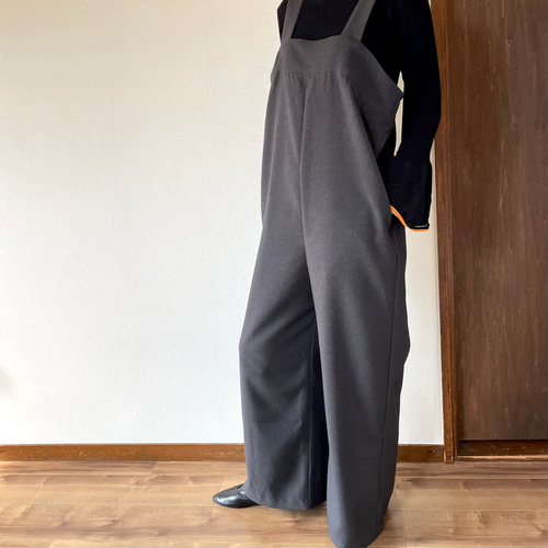 ゆったりシルエットのサロペット チャコールグレー オールインワン