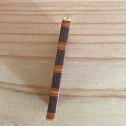 シンプルな寄木のネックレス　ボーダー柄　けやき、ウォールナット材　紐付き 2枚目の画像