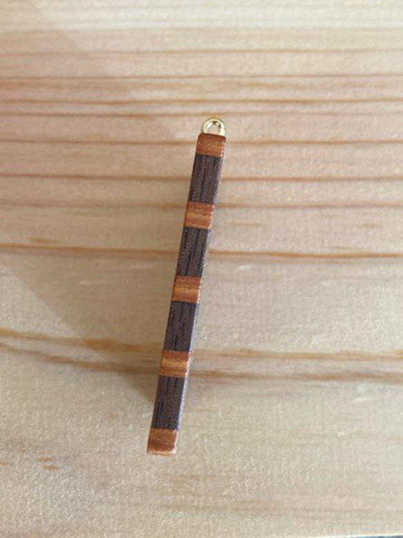 シンプルな寄木のネックレス　ボーダー柄　けやき、ウォールナット材　紐付き 2枚目の画像