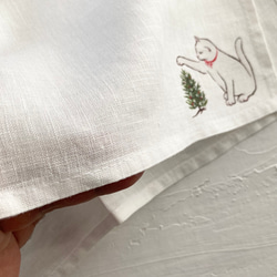 【再販】『小さなもみの木と赤いリボンの猫』の手描きリネンハンカチオフホワイトサイズが選べます！ 12枚目の画像