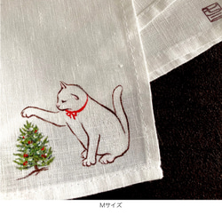 【再販】『小さなもみの木と赤いリボンの猫』の手描きリネンハンカチオフホワイトサイズが選べます！ 7枚目の画像