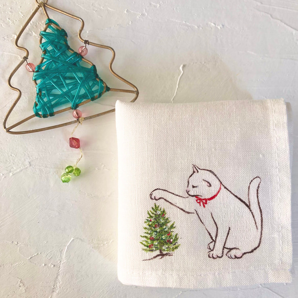 【再販】『小さなもみの木と赤いリボンの猫』の手描きリネンハンカチオフホワイトサイズが選べます！ 4枚目の画像