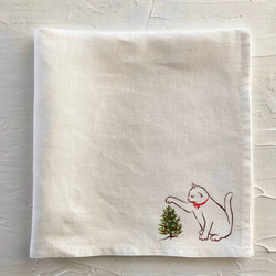 【再販】『小さなもみの木と赤いリボンの猫』の手描きリネンハンカチオフホワイトサイズが選べます！ 9枚目の画像