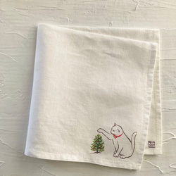 【再販】『小さなもみの木と赤いリボンの猫』の手描きリネンハンカチオフホワイトサイズが選べます！ 10枚目の画像