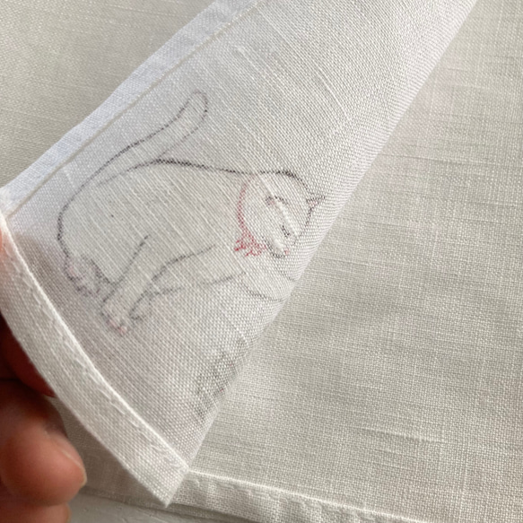 【再販】『小さなもみの木と赤いリボンの猫』の手描きリネンハンカチオフホワイトサイズが選べます！ 13枚目の画像