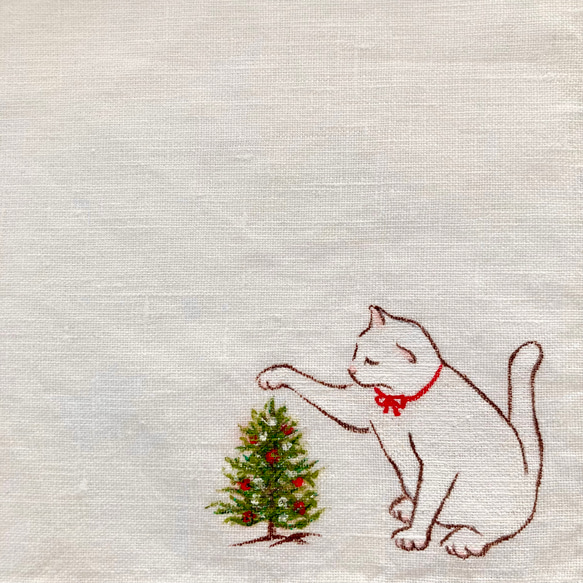 【再販】『小さなもみの木と赤いリボンの猫』の手描きリネンハンカチオフホワイトサイズが選べます！ 5枚目の画像