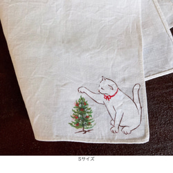 【再販】『小さなもみの木と赤いリボンの猫』の手描きリネンハンカチオフホワイトサイズが選べます！ 6枚目の画像