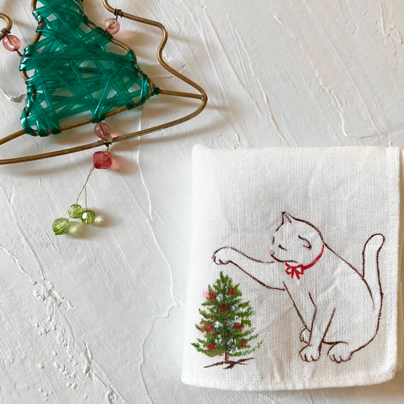 【再販】『小さなもみの木と赤いリボンの猫』の手描きリネンハンカチオフホワイトサイズが選べます！ 1枚目の画像
