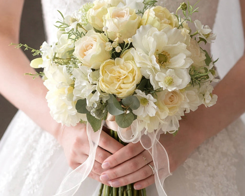 ウェディングブーケ】光が映えるこんもり可愛いホワイトブーケ ブーケ