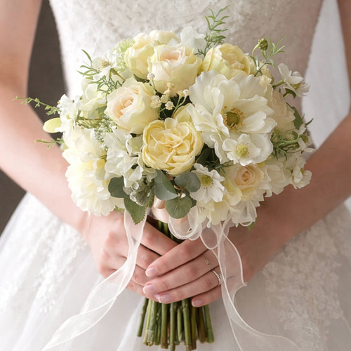 ウェディングブーケ】光が映えるこんもり可愛いホワイトブーケ ブーケ