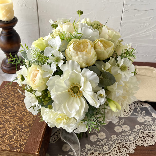 ウェディングブーケ】光が映えるこんもり可愛いホワイトブーケ ブーケ