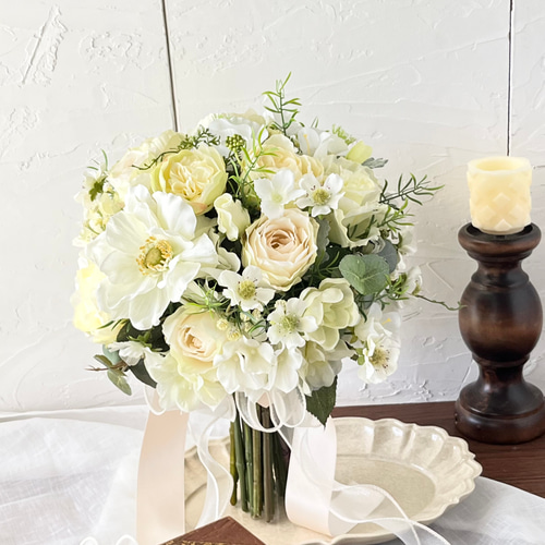 ウェディングブーケ】光が映えるこんもり可愛いホワイトブーケ ブーケ