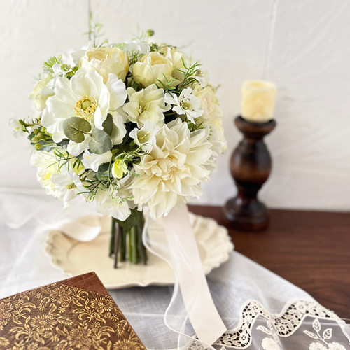 ウェディングブーケ】光が映えるこんもり可愛いホワイトブーケ ブーケ