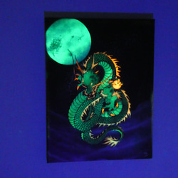 「宇宙の背景に舞う伝説の龍：スプレーアートの傑作」 2枚目の画像