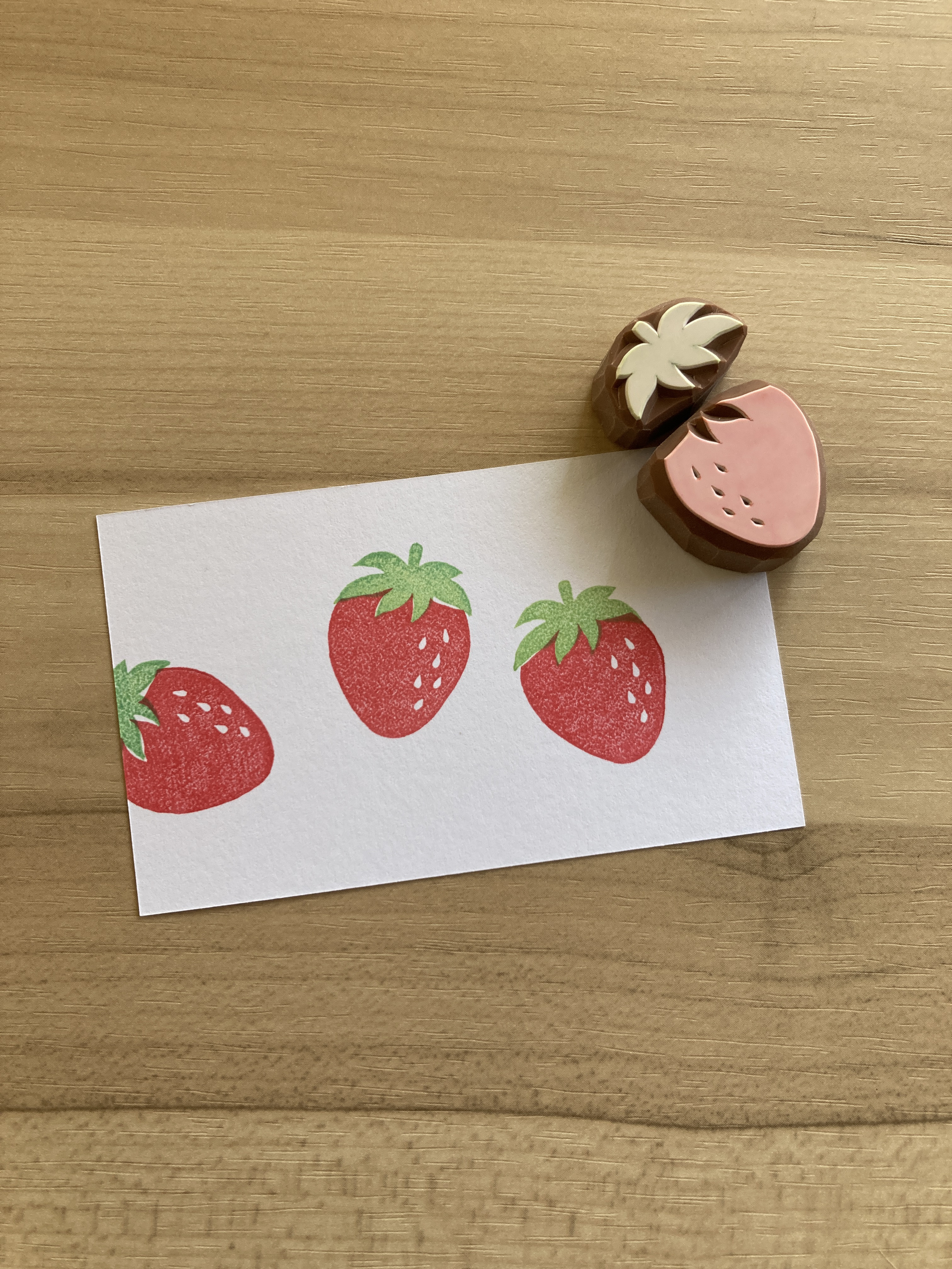 ハリネズミといちご 消しゴムはんこNo.84