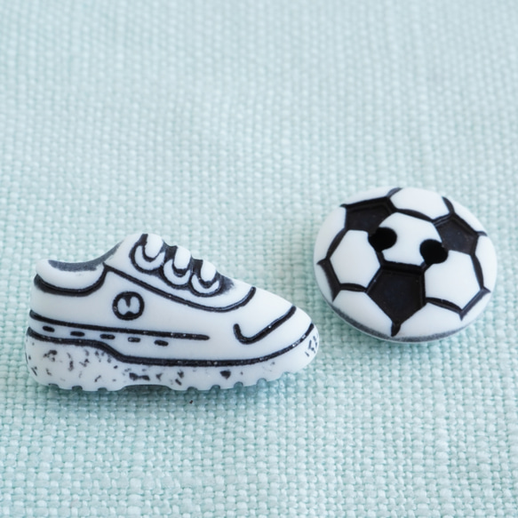(2個) サッカーボールのボタンセット フランス製 男の子にも♪ 3枚目の画像