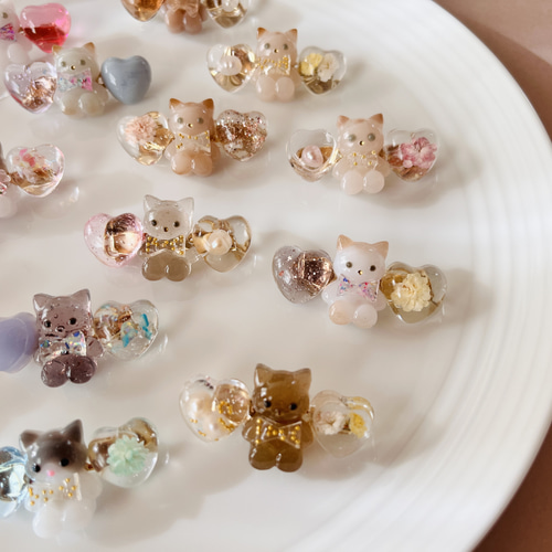 ♡猫とハートのレジンのブローチ♡猫ちゃん好きの方に♡ドライ