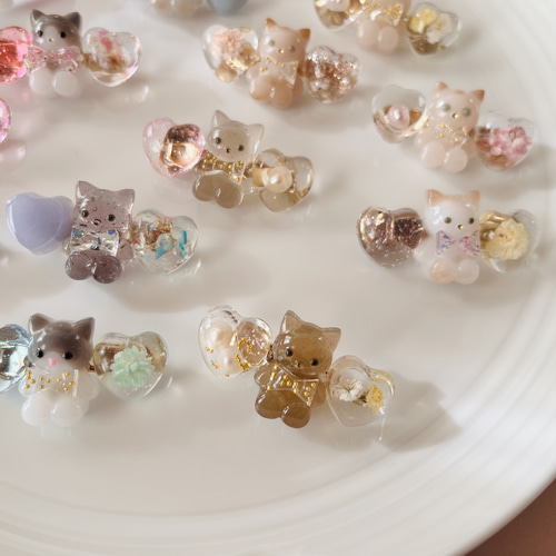 ♡猫とハートのレジンのブローチ♡猫ちゃん好きの方に♡ドライフラワー