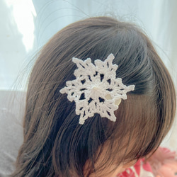 ❅ 雪の結晶ヘアクリップ ❅ 2個セットベビー キッズ 赤ちゃん 髪飾り ヘアアクセサリー 冬 クリスマス レース編み 2枚目の画像