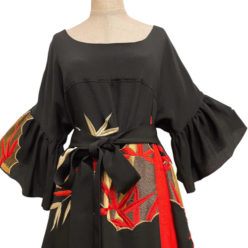 刺繍留袖 最強 着映えワンピ 着物リメイク 黒赤 アクセント