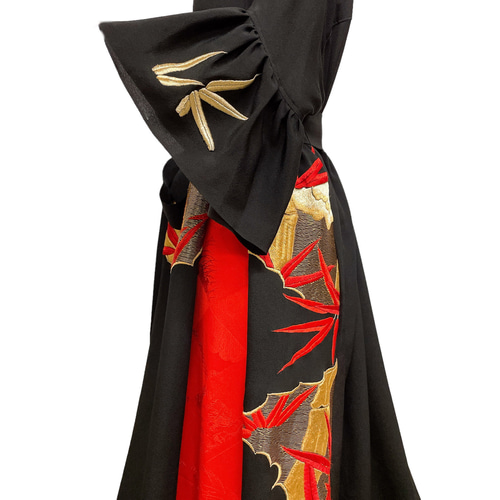 着物リメイクワンピース　黒留袖ドレス　刺繍　作家物　Aライン　結婚式　プレゼント 着物リメイクワンピース 黒留袖ドレス 刺繍 作家物 Aライン 結婚