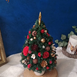 [26cmレッド]本物のヒムロスギとたっぷりの木の実で作る北欧風卓上クリスマスツリー 8枚目の画像
