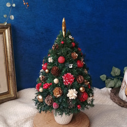 [26cmレッド]本物のヒムロスギとたっぷりの木の実で作る北欧風卓上クリスマスツリー 7枚目の画像
