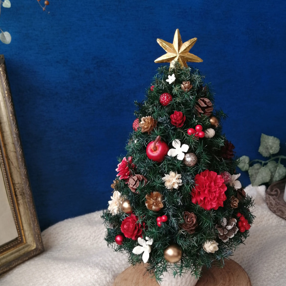 [26cmレッド]本物のヒムロスギとたっぷりの木の実で作る北欧風卓上クリスマスツリー 5枚目の画像