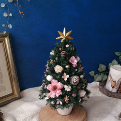 [26cmピンク]本物のヒムロスギとたっぷりの木の実で作る北欧風卓上クリスマスツリー 8枚目の画像