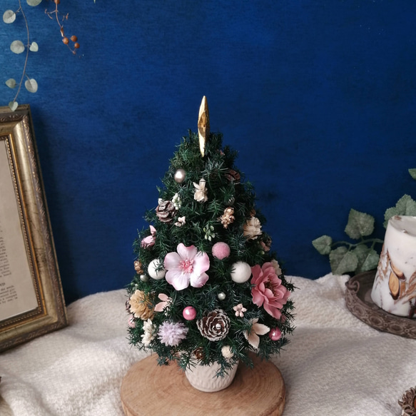 [26cmピンク]本物のヒムロスギとたっぷりの木の実で作る北欧風卓上クリスマスツリー 6枚目の画像