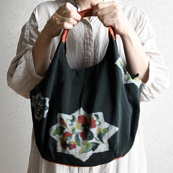 着物リメイクバッグ【まんまるバッグ 紬（つむぎ）黒 花柄】着物 浴衣 祭り 通勤・通学 母の日 敬老の日 2枚目の画像